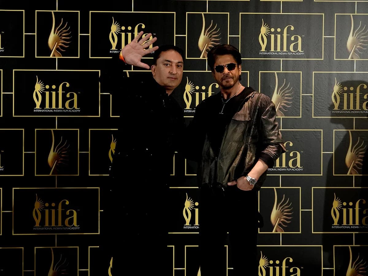Sheeraz Hasan with Shah Rukh Khan at IIFA