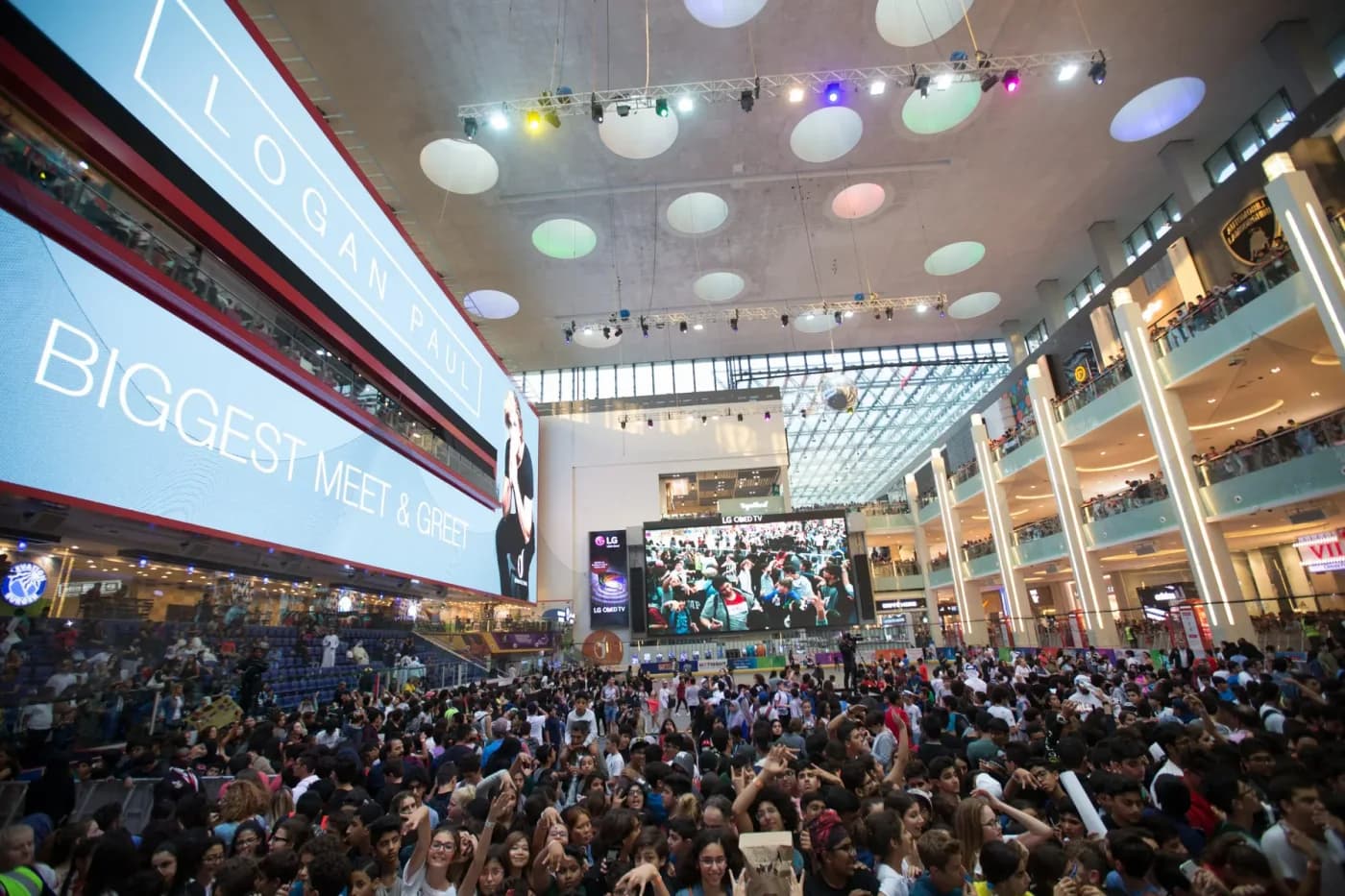 Fans at Logan Paul's Dubai Mall appearance